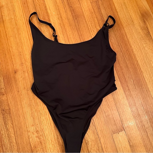 SKIMS Onyx Scoop Neck One Piece Swimsuit Size 2X(n) - Picture 2 of 11